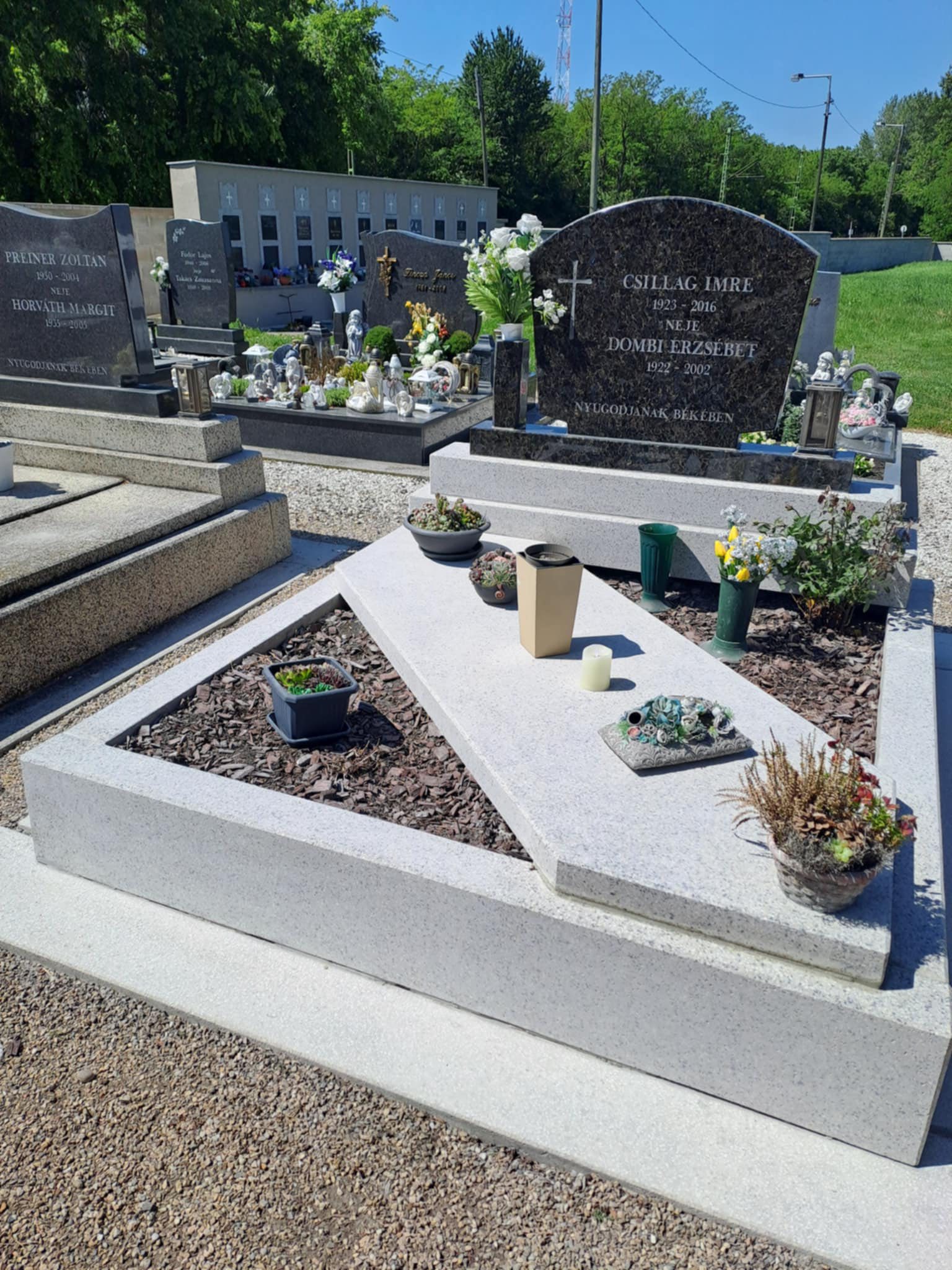 Múkőből készült sírkővek