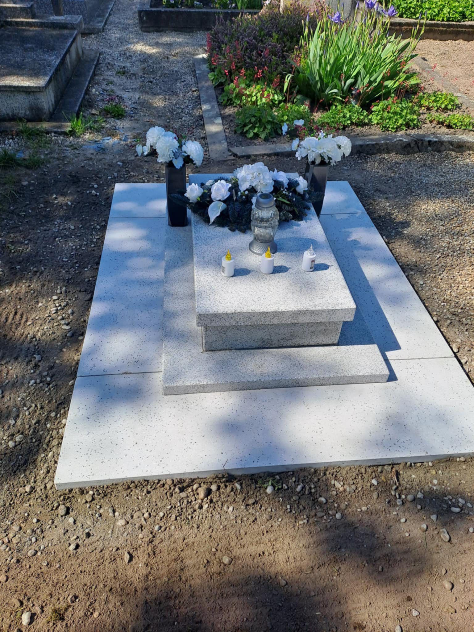 Múkőből készült sírkővek