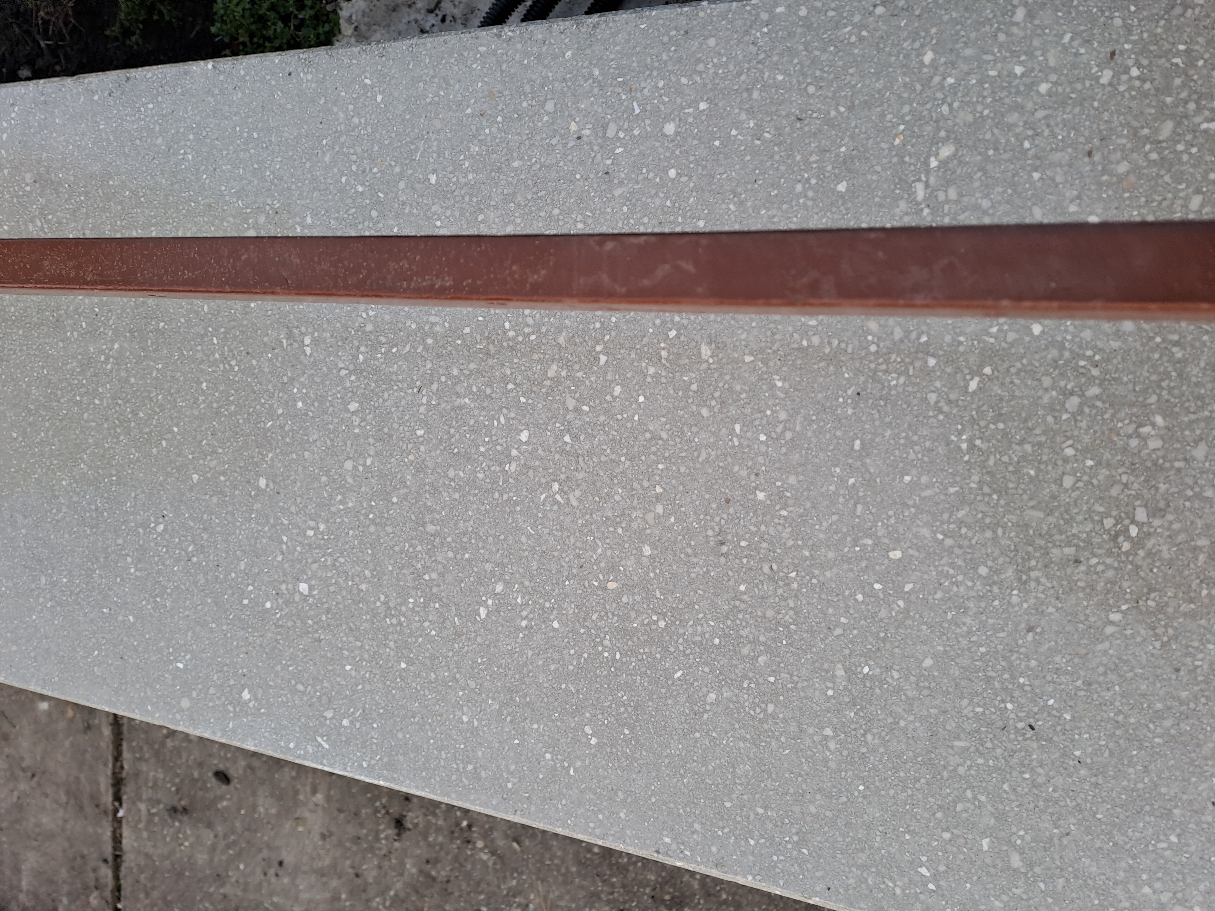 Műkőből készült, méretre szabott kerítésfedlap