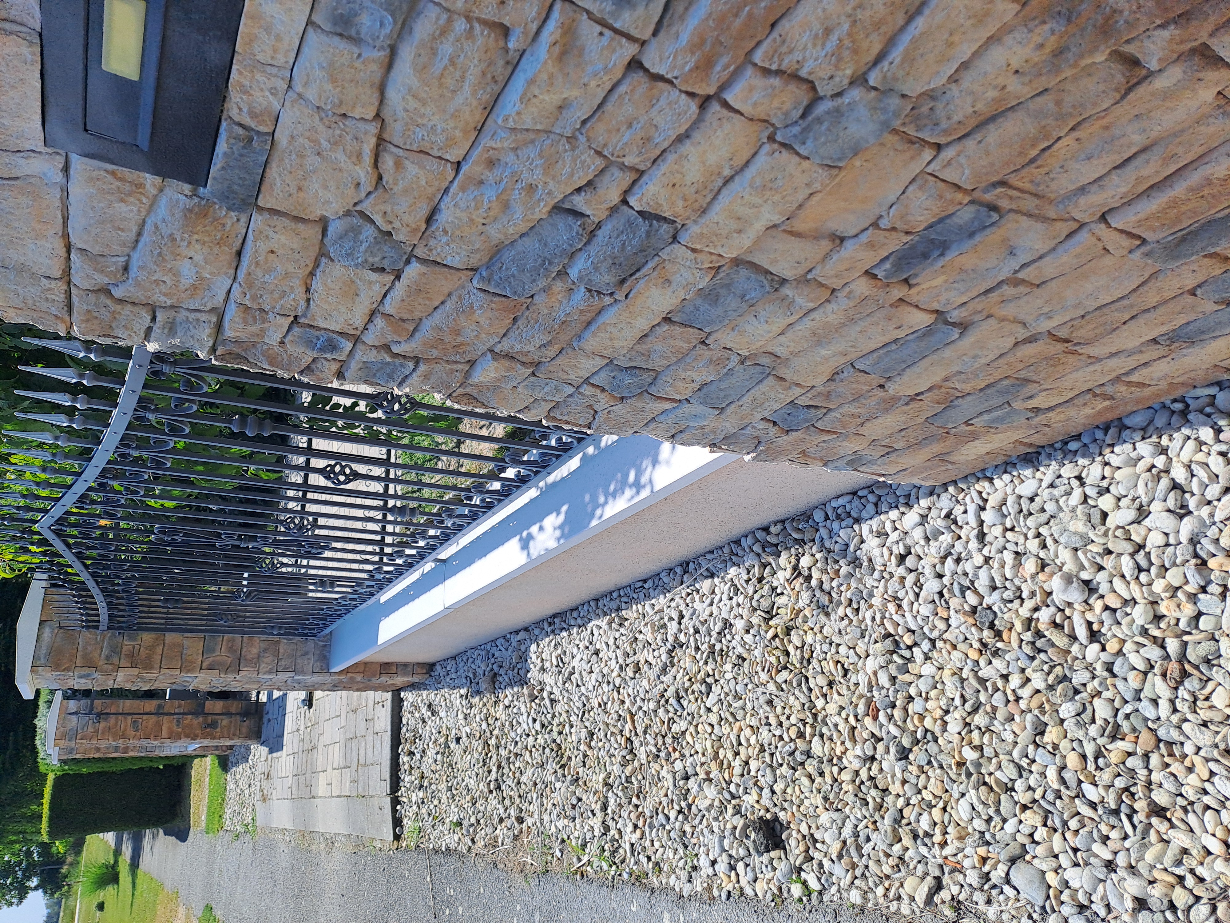 Műkőből készült, méretre szabott kerítésfedlap