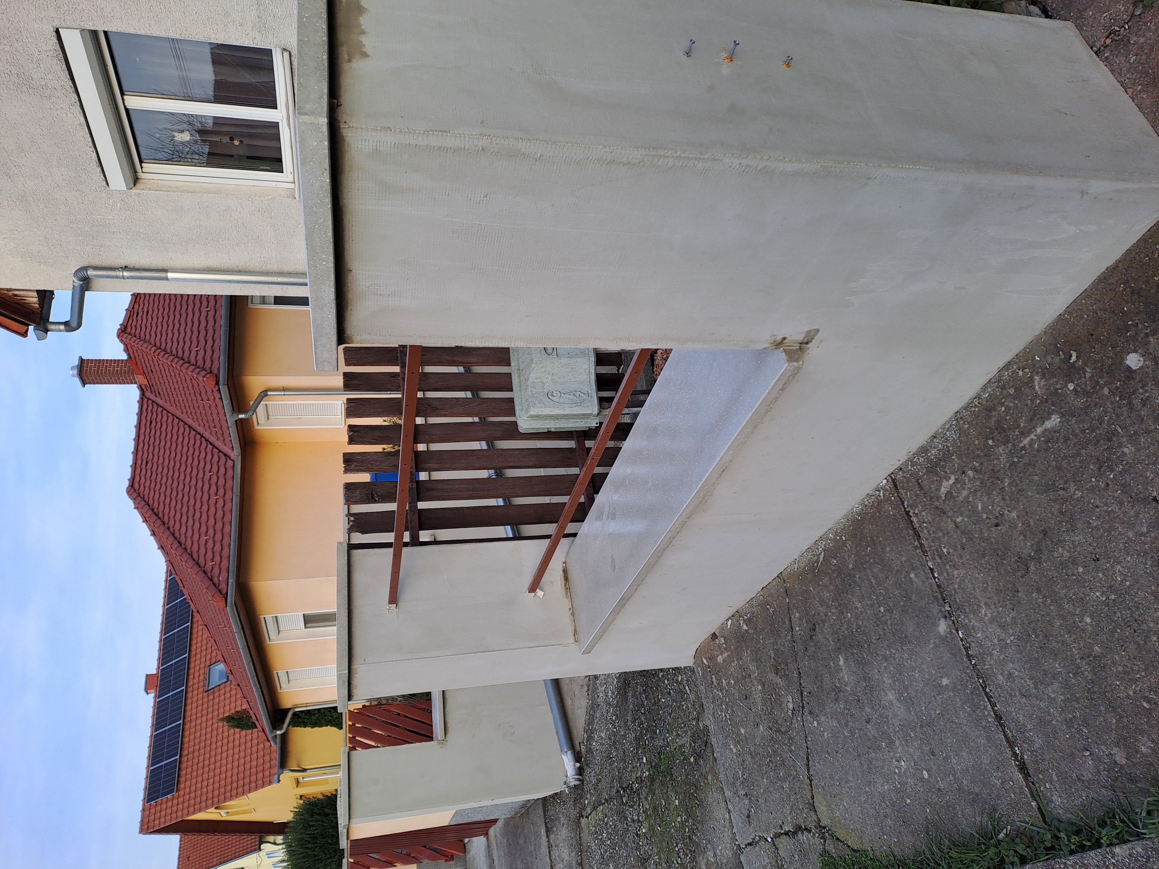 Műkőből készült, méretre szabott kerítésfedlap